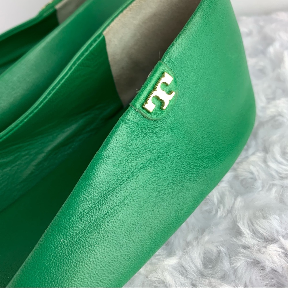 Tory Burch Green Leather Ballet Flats with Gold Logo - Picture 2 of 7